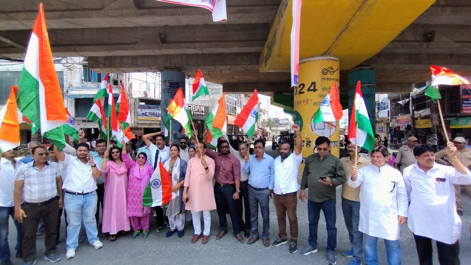 सैनिकों का मनोबल बढ़ाने को निकाली तिरंगा यात्रा